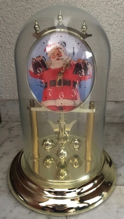 3114-1 € 55,00 coca cola klok - pendule kerstman gouden bolletjes draaien op en neer 30 cm hoog